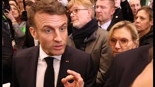 Emmanuel Macron déambule dans le Salon de lAgriculture protégé par les CRS [upl. by Okihcim]