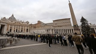 La salma di Benedetto XVI esposta a San Pietro Migliaia i fedeli in coda per lultimo saluto [upl. by Giacamo114]