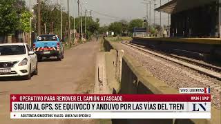 Siguió al GPS se equivocó y anduvo por las vías del tren el camión está atascado desde el sábado [upl. by Baler]