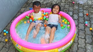 Bermain air dan bola warnawarni di kolam renang warna pelangi  unboxing kolam renang anak rainbow [upl. by Urbani916]