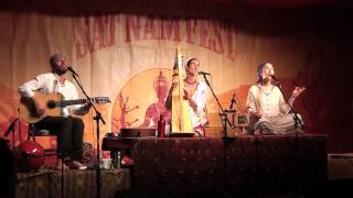 Mirabai Ceiba Chanting quotI Am ThineHummee Humquot LIVE at Sat Nam Fest West 2013 [upl. by Eener]