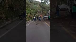 Tragedia en Antioquia mujer muere tras caída de roca sobre vía Donmatías [upl. by Kingsbury44]