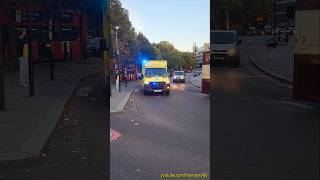 Krankenwagen mit Blaulichteinsatz in London [upl. by Sisely191]