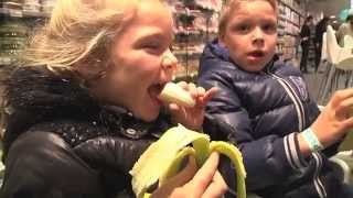 Fairtrade fruithappen bij PLUS trekt record aantal kinderen [upl. by Naro75]