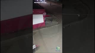 Momento exacto en el que delincuentes aprovechan los desmanes de El Salado en Ibagué para robar [upl. by Jordon]