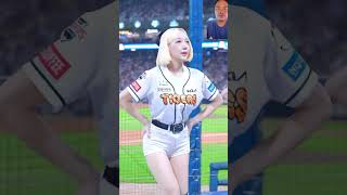 New drenched 직캠 fancam 치어리더 parksungeun beautiful 야구 funny [upl. by Margret]