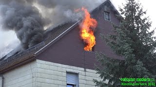 FEUER IM DACHSTUHL ZÜNDET DURCH  Flammen schlagen aus Gebäude  Großbrand [upl. by Ashling]