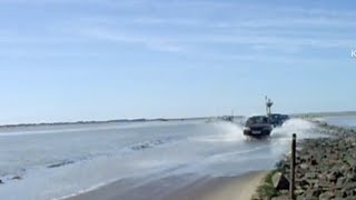 Passage du Gois Les dernières voitures se dépêchent la mer recouvre déjà une partie du passage [upl. by Lleruj]