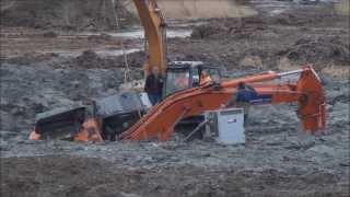 Graafmachines zakken weg in bouwput Sint Philipsland [upl. by Hudgens]