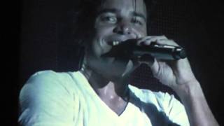 Chayanne se sonroja al cantar en Lima [upl. by Lladnek]