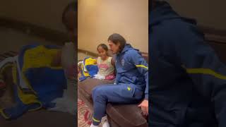 🥺EMOCIONANTE GRAN GESTO DE CAVANI CON UNA NIÑA futbol shorts boca [upl. by Yatnahs]