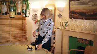 Jancis Robinson demonstrates how professionals open bottles of wine [upl. by Jordon]