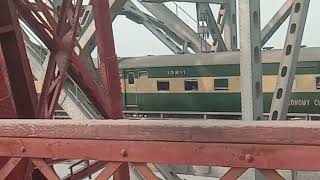 Jaffar Express Up crossing from Lansdown bridge Sukkur [upl. by Asim670]