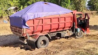 Mobil Dump Truk Toyota Dyna Jomplang Muatan Tanah Merah di Penimbunan Sawah [upl. by Bergman]