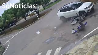 Motociclista é arremessado após violenta colisão com carro em Sinop [upl. by Dibbrun819]