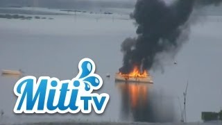 Sécurité en mer  Incendie  Un voilier prend feu [upl. by Jew70]