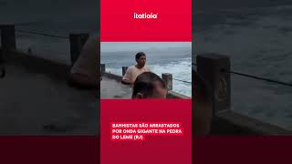 BANHISTAS SÃO ARRASTADOS POR ONDA GIGANTE NA PEDRA DO LEME RJ [upl. by Ameen]