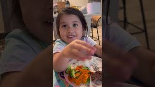 Siena explicando las comidas 🤣❤️😍 multiculturalfamily family multicultural [upl. by Tadashi]