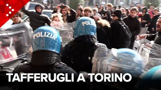 Incidenti a Torino tra polizia e studenti in piazza per il quotNo Meloni Dayquot [upl. by Trin]