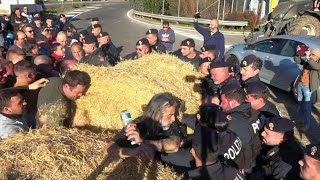 Orte gli agricoltori cercano di bloccare la strada con le balle di fieno tensione con la polizia [upl. by Elehcar429]