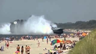 Un Aéroglisseur de la marine russe débarque sur une plage bondée [upl. by Enattirb]