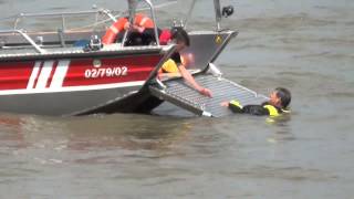 Feuerwehr Bonn Übung Wasserrettung auf dem Rhein [upl. by Ayeki]