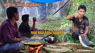 SPOT TITIPAN IKANNYA PADA LAPAR MASAK MAKAN DI GUYUR HUJAN LEBAT [upl. by Gimble982]