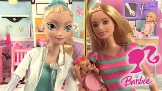 Barbie en français Baby Sitter Pédiatre Poupée Elsa [upl. by Anahir]