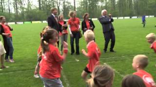 Koning bezoekt Koningsspelen in Ens [upl. by Marelya]