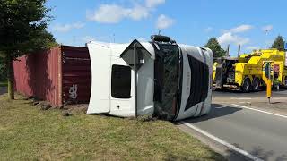 Vrachtwagen geladen met 25 ton papierrollen kantelt op rotonde in Jabbeke [upl. by Ryann]