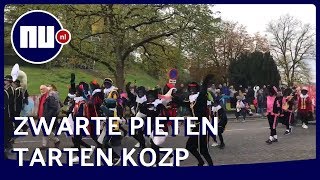 Zwarte Pieten zwaaien uitdagend naar Kick Out Zwarte Pietdemonstranten in Nijmegen  NUnl [upl. by Kelsey]