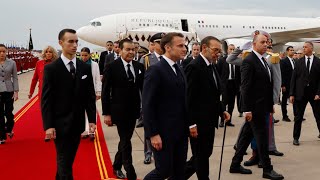 Macron au Maroc  le président français accompagné d’une surprenante délégation [upl. by Henriha]