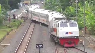 Melihat kereta api pasundan meliuk liuk memasuki jalur 3 stasiun banjar [upl. by Samira409]