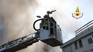 Drammatico incendio a Brendola le immagini dei vigili del fuoco [upl. by Kenlay587]