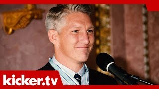 quotBasti is backquot  Verdienstorden und frenetische Fans  kickertv [upl. by Eugnimod]