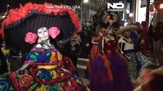 Halloween la festa per le strade di New York [upl. by Antipas]