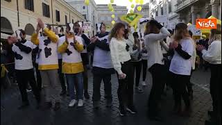 Il coro della protesta Coldiretti quotFatti mandare dalla mamma a prendere il latte italianoquot [upl. by Marys]