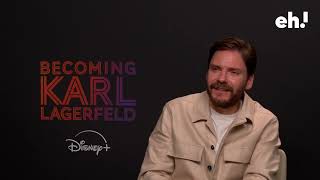 DANIEL BRÜHL y los acentos ¿Cuántos idiomas habla Francés alemán español como KARL LAGERFELD [upl. by Auqenat527]