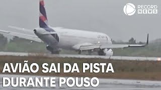 Avião sofre acidente e sai da pista durante pouso em Florianópolis [upl. by Nirik688]