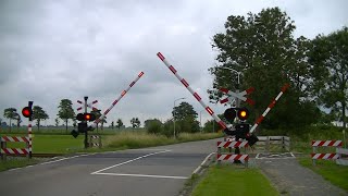 Spoorwegovergang Winsum  Dutch railroad crossing [upl. by Berke]