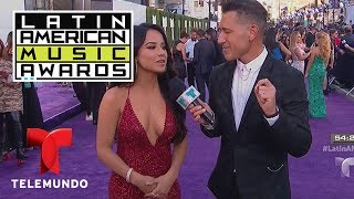 Becky G llegó hermosa a la alfombra  LAMAS  Entretenimiento [upl. by Jamie]