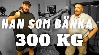 LEGENDEN SOM GJORDE EN TVÅA PÅ 300 KG LÄR UT BÄNKPRESS [upl. by Afrika]