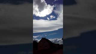 Schöne vom Wind geformte weisse Wolke ⛅ Grand nuage lenticulaire blanc [upl. by Anaili]