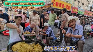 中國江蘇超級大集市，40℃高溫下海量的食品消費，巔峰級熱鬧，全民搶購牛肉鍋貼；早餐場面太震撼，八十碗餛飩一鍋出，小推車送餐來不及；大龍蝦小海鮮隨意挑，蔬菜瓜果價格真低；八十歲爺爺賣鱔魚，生意火爆4k [upl. by Mainis]