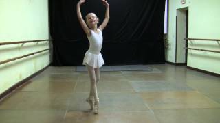 BALLET FOUETTES fuettes 8 year old バレエ。FOUETTES。 8歳 [upl. by Jollenta783]