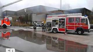 Berliner Feuerwehr  Feuer 06 Staffeln  KFZ Werkstatt  Hakenfelde Mertens Strasse  11112009 [upl. by Eikcin220]