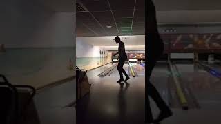 Wat Toemoesh kan bowlen EN heeft moves shorts toemoesh bowling strike moonwalk [upl. by Ezitram]