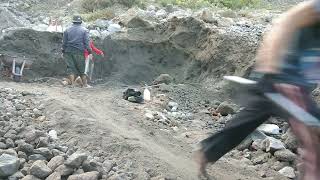 the process of manually searching for black sand the process of sifting black sand and rocks [upl. by Charmain812]