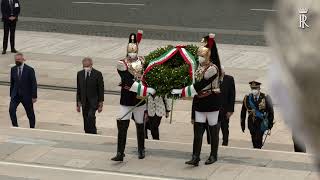 Mattarella depone una corona d’alloro sulla Tomba del Milite Ignoto all’Altare della Patria [upl. by Esidnac]