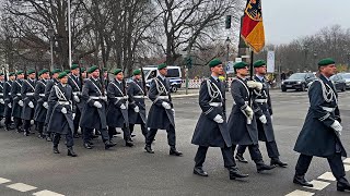 Regimentsgruß Marsch Ausmarsch Wachbataillon BMVgStabsmusikkorps Bundeswehr Schloss Bellevue [upl. by Gleda]